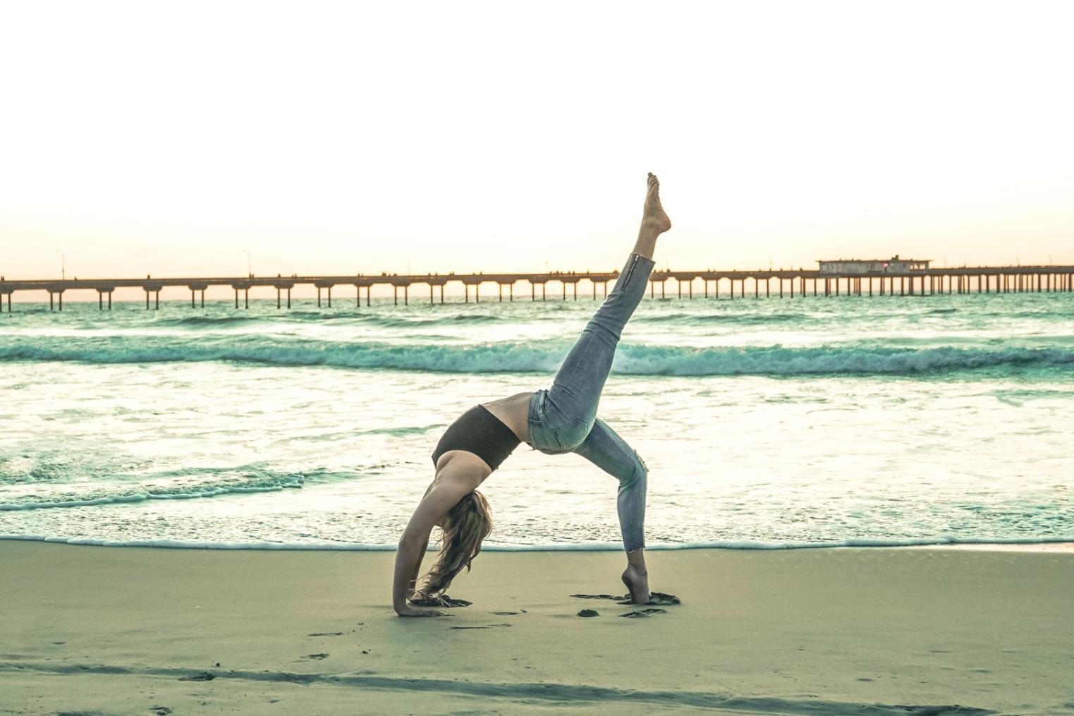 Online group yoga session showing consistent participant engagement